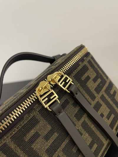 フェンディバッグ側面デザイン